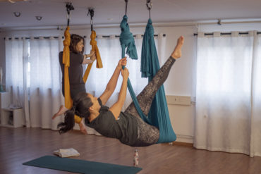 Yin yoga aérien: la pratique idéale si tu te sens submergé-e ou si tu veux faire un reset et détendre corps et esprit