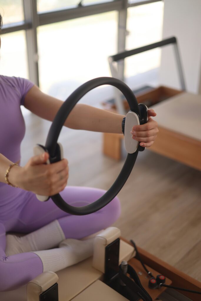 Femme qui tient un cercle de Pilates