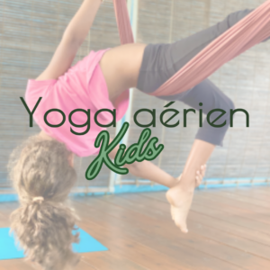enfant qui fait du yoga aérien dans un hamac