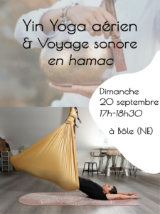 femme qui a un bol chantant et qui fait du yin yoga aérien en hamac suspendu